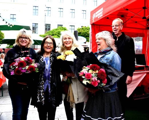 Dr Evelyne Menges Stadtraetin Nana Saengerin Nana Mouskouri Duoble Linda Jo Rizzo Saengerin Tanja Steiling Saengerin Hamburger Fischmarkt Stefan Wolter Hamburger Fischmarkt Moderator Muenchen 14 05 2026 Wittelsbacherplatz Hamburger Fischmarkt Eroöffnung Foto Muenchen