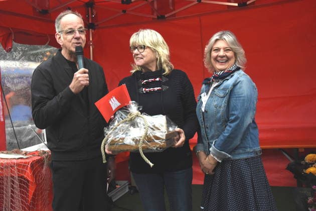 Stefan Wolter Hamburger Fischmarkt Moderator Dr Evelyne Menges Stadtraetin Tanja Steiling Saengerin Hamburger Fischmarkt Muenchen 14 05 2026 Wittelsbacherplatz Hamburger Fischmarkt Eroöffnung Foto Muenchen