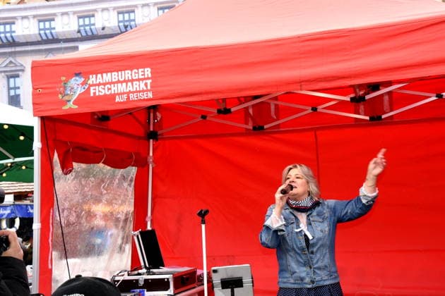 Dr Evelin Menges Stadtraetin Stefen Nana Saengerin Nana Mouskuri Duoble Tanja Steiling Saengerin Hamburger Fischmarkt Linda Jo Rizzo Saengerin Stefan Wolter Hamburger Fischmarkt Moderator Muenchen 14 05 2026 Wittelsbacherplatz Hamburger Fischmarkt Eroöffnung Foto Muenchen