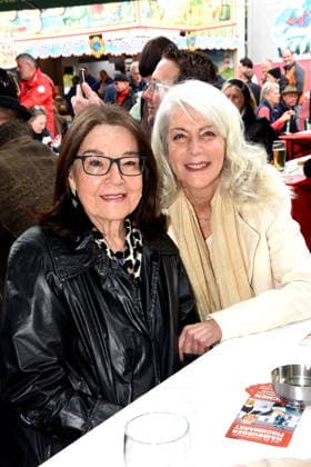 Dr Evelin Menges Stadtraetin Stefen Nana Saengerin Nana Mouskuri Duoble Tanja Steiling Saengerin Hamburger Fischmarkt Linda Jo Rizzo Saengerin Stefan Wolter Hamburger Fischmarkt Moderator Muenchen 14 05 2026 Wittelsbacherplatz Hamburger Fischmarkt Eroöffnung Foto Muenchen