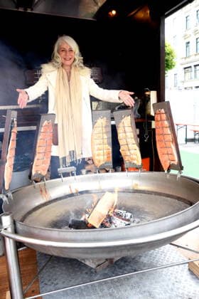 Linda Jo Rizzo singer at the flamed salmon stand Munich14 05 2026 Wittelsbacherplatz Hamburg fish market opening photo Munich