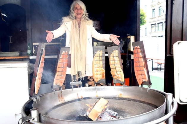 Linda Jo Rizzo singer at the flamed salmon stand Munich14 05 2026 Wittelsbacherplatz Hamburg fish market opening photo Munich