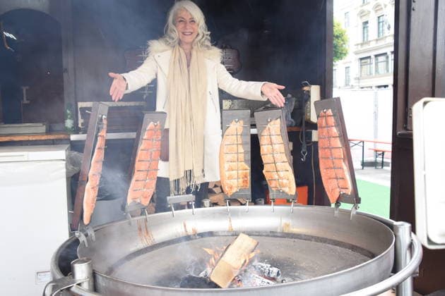 Linda Jo Rizzo singer at the flamed salmon stand Munich14 05 2026 Wittelsbacherplatz Hamburg fish market opening photo Munich