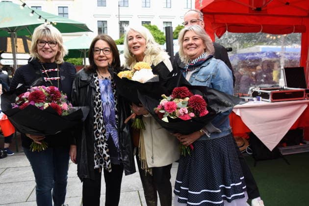 Dr Evelyne Menges Stadtraetin Stefen Nana Saengerin Nana Mouskuri Duoble Tanja Steiling Saengerin Hamburger Fischmarkt Linda Jo Rizzo Saengerin Stefan Wolter Hamburger Fischmarkt Moderator Muenchen 14 05 2026 Wittelsbacherplatz Hamburger Fischmarkt Eroöffnung Foto Muenchen