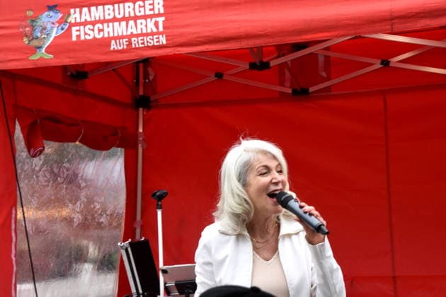 Dr Evelin Menges Stadtraetin Stefen Nana Saengerin Nana Mouskuri Duoble Tanja Steiling Saengerin Hamburger Fischmarkt Linda Jo Rizzo Saengerin Stefan Wolter Hamburger Fischmarkt Moderator Muenchen 14 05 2026 Wittelsbacherplatz Hamburger Fischmarkt Eroöffnung Foto Muenchen