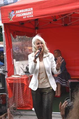 Dr Evelin Menges Stadtraetin Stefen Nana Saengerin Nana Mouskuri Duoble Tanja Steiling Saengerin Hamburger Fischmarkt Linda Jo Rizzo Saengerin Stefan Wolter Hamburger Fischmarkt Moderator Muenchen 14 05 2026 Wittelsbacherplatz Hamburger Fischmarkt Eroöffnung Foto Muenchen