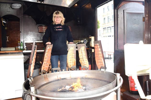 Dr. Evelyne Menges City Councilor at the Flammlachsstand Muenchen 14 05 2026 Wittelsbacherplatz Hamburg Fish Market Opening Photo Muenchen