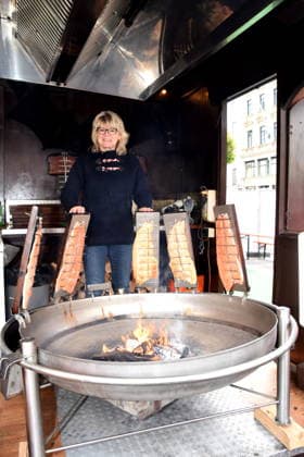 Dr. Evelyne Menges City Councilor at the Flammlachsstand Muenchen 14 05 2026 Wittelsbacherplatz Hamburg Fish Market Opening Photo Muenchen