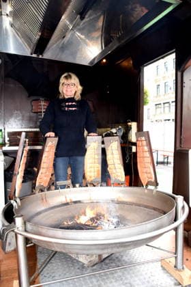 Dr. Evelyne Menges City Councilor at the Flammlachsstand Muenchen 14 05 2026 Wittelsbacherplatz Hamburg Fish Market Opening Photo Muenchen