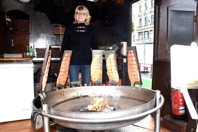 Dr. Evelyne Menges City Councilor at the Flammlachsstand Muenchen 14 05 2026 Wittelsbacherplatz Hamburg Fish Market Opening Photo Muenchen