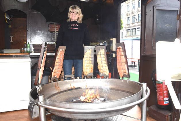 Dr. Evelyne Menges City Councilor at the Flammlachsstand Muenchen 14 05 2026 Wittelsbacherplatz Hamburg Fish Market Opening Photo Muenchen