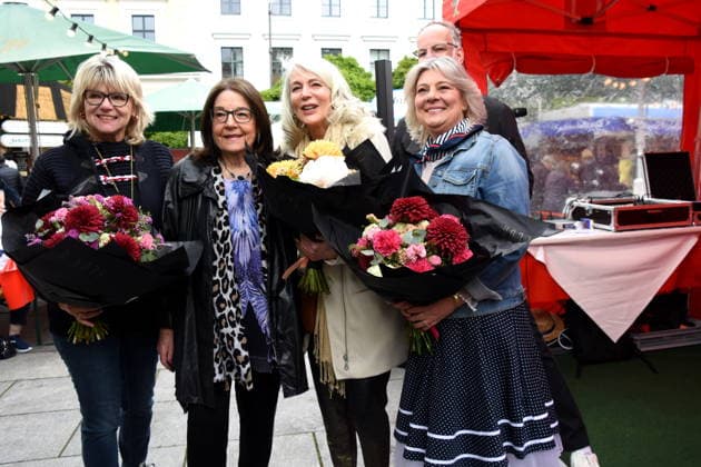 Dr Evelyne Menges Stadtraetin Stefen Nana Saengerin Nana Mouskuri Duoble Tanja Steiling Saengerin Hamburger Fischmarkt Linda Jo Rizzo Saengerin Stefan Wolter Hamburger Fischmarkt Moderator Muenchen 14 05 2026 Wittelsbacherplatz Hamburger Fischmarkt Eroöffnung Foto Muenchen