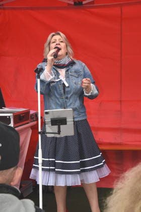 Dr Evelin Menges Stadtraetin Stefen Nana Saengerin Nana Mouskuri Duoble Tanja Steiling Saengerin Hamburger Fischmarkt Linda Jo Rizzo Saengerin Stefan Wolter Hamburger Fischmarkt Moderator Muenchen 14 05 2026 Wittelsbacherplatz Hamburger Fischmarkt Eroöffnung Foto Muenchen