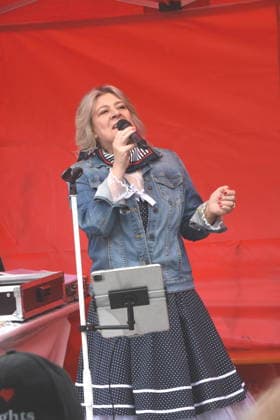 Dr Evelin Menges Stadtraetin Stefen Nana Saengerin Nana Mouskuri Duoble Tanja Steiling Saengerin Hamburger Fischmarkt Linda Jo Rizzo Saengerin Stefan Wolter Hamburger Fischmarkt Moderator Muenchen 14 05 2026 Wittelsbacherplatz Hamburger Fischmarkt Eroöffnung Foto Muenchen