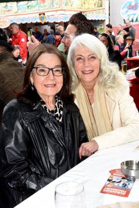 Dr Evelin Menges Stadtraetin Stefen Nana Saengerin Nana Mouskuri Duoble Tanja Steiling Saengerin Hamburger Fischmarkt Linda Jo Rizzo Saengerin Stefan Wolter Hamburger Fischmarkt Moderator Muenchen 14 05 2026 Wittelsbacherplatz Hamburger Fischmarkt Eroöffnung Foto Muenchen