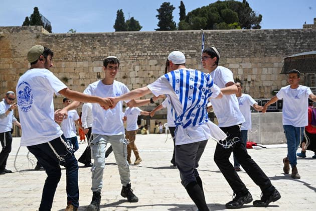 May 14, 2026, Jerusalem, Israel: Thousands of students and young Israelis from across the country gather at the Western Wall in Jerusalem to celebrate Jerusalem Day. Crowds dance, sing patriotic songs and wave Israeli flags during festive events and marches throughout the Old City. Jerusalem Israel  - ZUMAp227 20260514_zip_p227_001 Copyright: xPaulinaxPatimerx