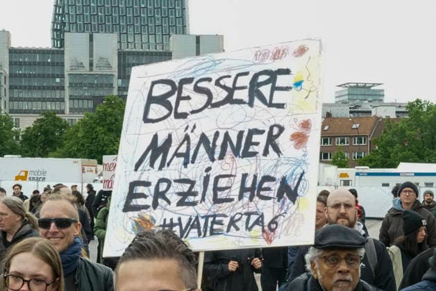 CNTV FATHERS DAY DEMONSTRATORS with placards and signs at the Fathers Day demonstration against sexualized violence with the motto Demo instead of handcart with several hundred participants in Hamburg on the Heiligengeistfeld 14 05 2026 Hamburg Germany