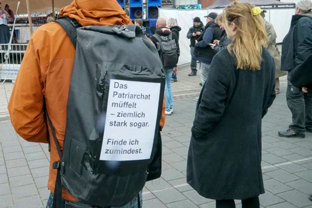 CNTV FATHERS DAY DEMONSTRATORS with placards and signs at the Fathers Day demonstration against sexualized violence with the motto Demo instead of handcart with several hundred participants in Hamburg on the Heiligengeistfeld 14 05 2026 Hamburg Germany