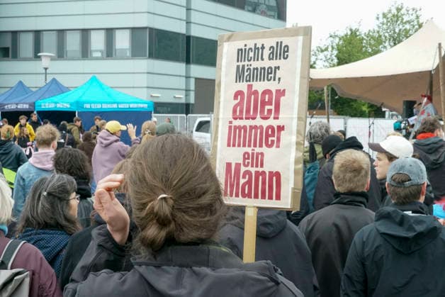 CNTV FATHERS DAY DEMONSTRATORS with placards and signs at the Fathers Day demonstration against sexualized violence with the motto Demo instead of handcart with several hundred participants in Hamburg on the Heiligengeistfeld 14 05 2026 Hamburg Germany