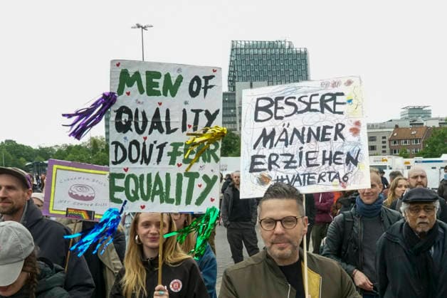 CNTV FATHERS DAY DEMONSTRATORS with placards and signs at the Fathers Day demonstration against sexualized violence with the motto Demo instead of handcart with several hundred participants in Hamburg on the Heiligengeistfeld 14 05 2026 Hamburg Germany