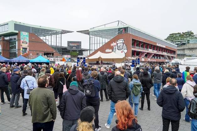 CNTV FATHERS DAY DEMONSTRATORS with placards and signs at the Fathers Day demonstration against sexualized violence with the motto Demo instead of handcart with several hundred participants in Hamburg on the Heiligengeistfeld 14 05 2026 Hamburg Germany