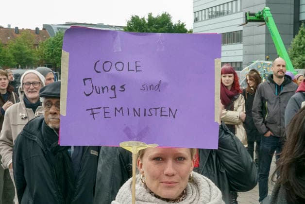 CNTV FATHERS DAY DEMONSTRATORS with placards and signs at the Fathers Day demonstration against sexualized violence with the motto Demo instead of handcart with several hundred participants in Hamburg on the Heiligengeistfeld 14 05 2026 Hamburg Germany
