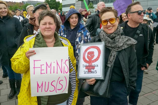 CNTV FATHERS DAY DEMONSTRATORS with placards and signs at the Fathers Day demonstration against sexualized violence with the motto Demo instead of handcart with several hundred participants in Hamburg on the Heiligengeistfeld 14 05 2026 Hamburg Germany