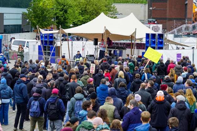 CNTV FATHERS DAY DEMONSTRATORS with placards and signs at the Fathers Day demonstration against sexualized violence with the motto Demo instead of handcart with several hundred participants in Hamburg on the Heiligengeistfeld 14 05 2026 Hamburg Germany