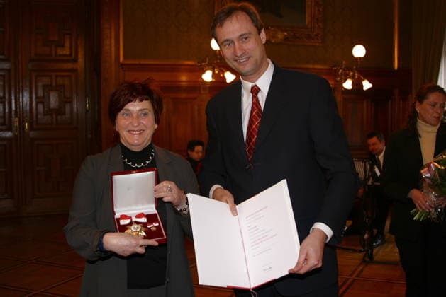 Vienna, 29 01 2003 Presentation of the Golden Medal of Honor for Services to the State of Vienna to Valie EXPORT by Andreas MAILATH POKORNY