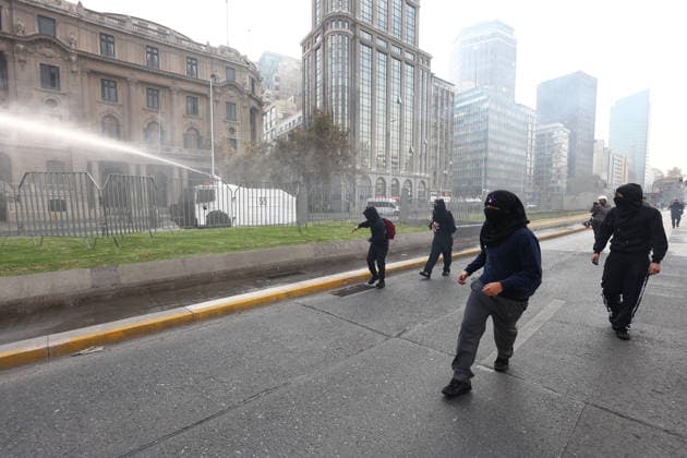 Students in Santiago protest against Kast s education budget cut SANTIAGO, CHILE - MAY 14: Protesters clash with police after the announcement by the new far-right president, Jose Antonio Kast, to reduce the budget for the education system, in Santiago, Chile, on Thursday, May 14, 2026. Lucas Aguayo Araos Anadolu Santiago Chile. Editorial use only. Please get in touch for any other usage.  Copyright: x2026xAnadoluxLucasxAguayoxAraosx