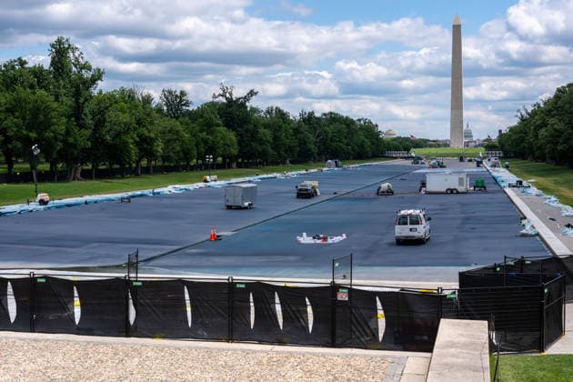 May 14, 2026, Washington, Dc, United States: Contractors continue work on the Lincoln Memorial Reflecting Pool applying a sealant as part of President TrumpÃ¢â‚¬â ¢s renovations to Washington, District of Columbia on May 14, 2026. Washington United States  - ZUMAl312 20260514_znp_l312_002 Copyright: xAndrewxLeydenx