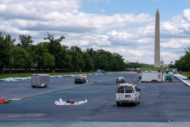 May 14, 2026, Washington, Dc, United States: Contractors continue work on the Lincoln Memorial Reflecting Pool applying a sealant as part of President TrumpÃ¢â‚¬â ¢s renovations to Washington, District of Columbia on May 14, 2026. Washington United States  - ZUMAl312 20260514_znp_l312_003 Copyright: xAndrewxLeydenx