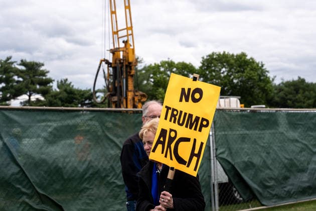 May 14, 2026, Arlington, Va, United States: A protestor opposed to President TrumpÃ¢â‚¬â ¢s proposed arch as contractors start preparation work in Washington, D.C. on May 14, 2026. Arlington United States  - ZUMAl312 20260514_znp_l312_037 Copyright: xAndrewxLeydenx