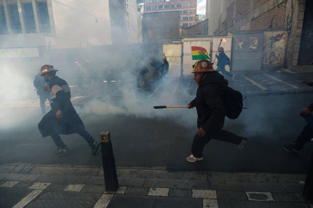 Miners attempt to break through police cordon in La Paz LA PAZ, BOLIVIA - MAY 14: Miners flee from tear gas after attempting to enter Plaza Murillo during clashes with police as mining cooperatives protested to demand fuel supplies, access to explosives and improved mining conditions in La Paz, Bolivia, on May 14, 2026. Carlos Sanchez Navas Anadolu La Paz Bolivia. Editorial use only. Please get in touch for any other usage.  Copyright: x2026xAnadoluxCarlosxSanchezxNavasx