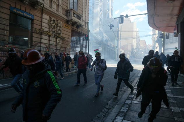 Miners attempt to break through police cordon in La Paz LA PAZ, BOLIVIA - MAY 14: Miners flee from tear gas after attempting to enter Plaza Murillo during clashes with police as mining cooperatives protested to demand fuel supplies, access to explosives and improved mining conditions in La Paz, Bolivia, on May 14, 2026. Carlos Sanchez Navas Anadolu La Paz Bolivia. Editorial use only. Please get in touch for any other usage.  Copyright: x2026xAnadoluxCarlosxSanchezxNavasx