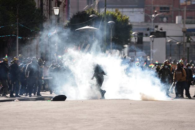 Miners attempt to break through police cordon in La Paz LA PAZ, BOLIVIA - MAY 14: A miner runs through tear gas during clashes with police as protesting mining cooperatives demanded fuel supplies, access to explosives and better mining conditions in La Paz, Bolivia, on May 14, 2026. Carlos Sanchez Navas Anadolu La Paz Bolivia. Editorial use only. Please get in touch for any other usage.  Copyright: x2026xAnadoluxCarlosxSanchezxNavasx