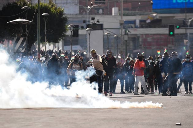 Miners attempt to break through police cordon in La Paz LA PAZ, BOLIVIA - MAY 14: A miner kicks back a tear gas canister toward police during clashes between mining cooperatives and security forces in downtown La Paz, Bolivia, on May 14, 2026. Carlos Sanchez Navas Anadolu La Paz Bolivia. Editorial use only. Please get in touch for any other usage.  Copyright: x2026xAnadoluxCarlosxSanchezxNavasx