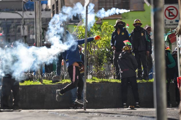 Miners attempt to break through police cordon in La Paz LA PAZ, BOLIVIA - MAY 14: A miner throws back a tear gas canister amid heavy clashes with riot police during an afternoon protest by mining cooperatives in downtown La Paz, Bolivia, on May 14, 2026. Carlos Sanchez Navas Anadolu La Paz Bolivia. Editorial use only. Please get in touch for any other usage.  Copyright: x2026xAnadoluxCarlosxSanchezxNavasx