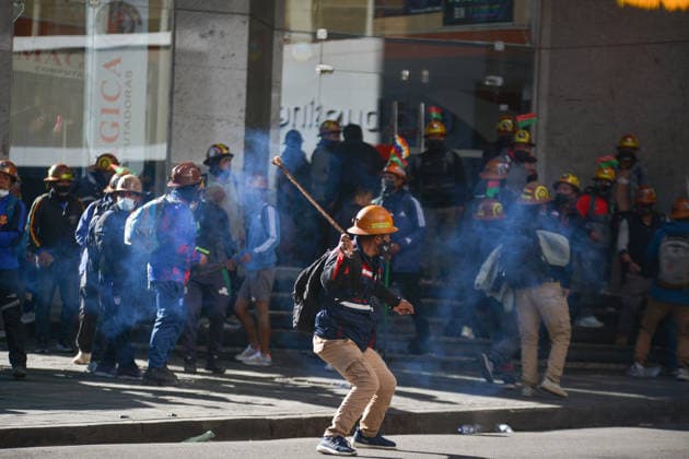 Miners attempt to break through police cordon in La Paz LA PAZ, BOLIVIA - MAY 14: A miner uses a sling to launch projectiles toward police during clashes between mining cooperatives and security forces in downtown La Paz, Bolivia, on May 14, 2026. Carlos Sanchez Navas Anadolu La Paz Bolivia. Editorial use only. Please get in touch for any other usage.  Copyright: x2026xAnadoluxCarlosxSanchezxNavasx