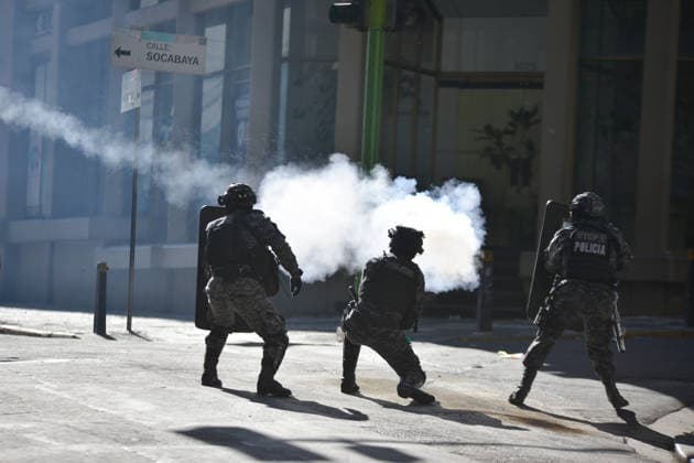 Miners attempt to break through police cordon in La Paz LA PAZ, BOLIVIA - MAY 14: Police officers fire tear gas canisters during clashes with protesting miners in downtown La Paz, Bolivia, on May 14, 2026. Carlos Sanchez Navas Anadolu La Paz Bolivia. Editorial use only. Please get in touch for any other usage.  Copyright: x2026xAnadoluxCarlosxSanchezxNavasx