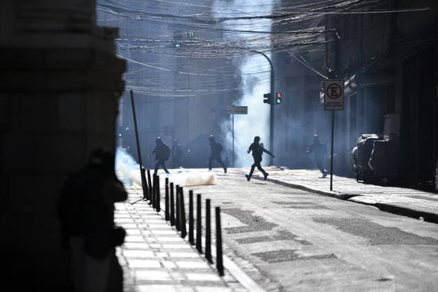 Miners attempt to break through police cordon in La Paz LA PAZ, BOLIVIA - MAY 14: Miners flee from tear gas during clashes with police as mining cooperatives protested to demand fuel supplies, access to explosives and improved mining conditions, in La Paz, Bolivia, on May 14, 2026. Carlos Sanchez Navas Anadolu La Paz Bolivia. Editorial use only. Please get in touch for any other usage.  Copyright: x2026xAnadoluxCarlosxSanchezxNavasx
