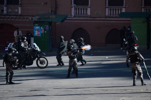Miners attempt to break through police cordon in La Paz LA PAZ, BOLIVIA - MAY 14: A police officer fires tear gas during clashes with protesting miners, who demanded fuel supplies, access to explosives and improved mining conditions, in downtown La Paz, Bolivia, on May 14, 2026. Carlos Sanchez Navas Anadolu La Paz Bolivia. Editorial use only. Please get in touch for any other usage.  Copyright: x2026xAnadoluxCarlosxSanchezxNavasx