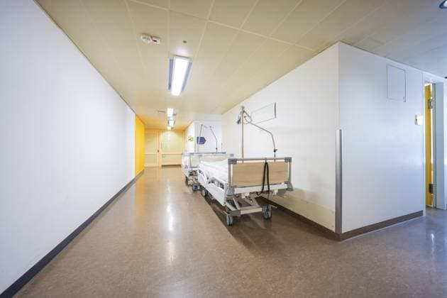 Langer Flur mit Krankenhausbetten und medizinischen Geräten, Krankenhaus Nagold des Klinikverbund Südwest, Landkreis Calw, Deutschland Long corridor with hospital beds and medical equipment, Nagold Hospital of the Southwest Clinic Network, Calw district, Germany Copyright: imageBROKER ManuelxKamuf iblmlk17540222.jpg
