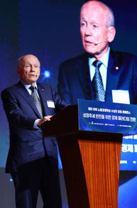Conference on shifting economic paradigm Conference on shifting economic paradigm Peter Howitt, the winner of the 2025 Nobel Prize in Economic Sciences and a professor emeritus of Brown University, speaks during a conference in Seoul on May 15, 2026, to discuss ways of shifting the economic paradigm to reignite growth. (Yonhap) 2026-05-15 15:09:51 < 1980-2026 YONHAPNEWS AGENCY. .> ¼­¿ïÆ¯º°½Ã EDITORIAL USE ONLY  Copyright: xx PYH2026051511560031500 YonhapxNewsx yonphotos252305