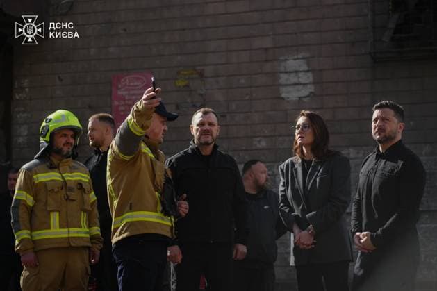 Ukrainian President Volodymyr Zelenskyy KYIV, UKRAINE - MAY 15: (----EDITORIAL USE ONLY - MANDATORY CREDIT - UKRAINIAN PRESIDENCY HANDOUT - NO MARKETING NO ADVERTISING CAMPAIGNS - DISTRIBUTED AS A SERVICE TO CLIENTS----) Ukrainian President Volodymyr Zelenskyy (L) pays tribute to the victims at the site of a nine-story residential building partially destroyed by a Russian missile strike in Kyiv, Ukraine on May 15, 2026. Following a search and rescue operation, officials confirmed that the death toll has risen to 24, including three children, while 48 others remain injured. Ukrainian Presidency Handout Anadolu Kyiv Ukraine. Editorial use only. Please get in touch for any other usage.  Copyright: x2026xAnadoluxUkrainianxPresidencyx xHandoutx