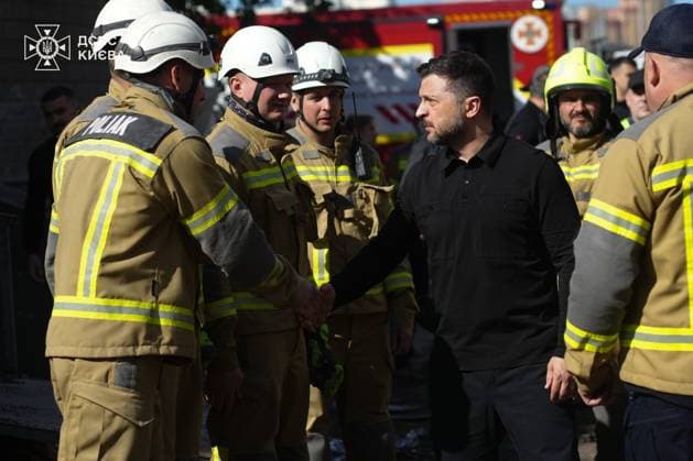 Ukrainian President Volodymyr Zelenskyy KYIV, UKRAINE - MAY 15: (----EDITORIAL USE ONLY - MANDATORY CREDIT - UKRAINIAN PRESIDENCY HANDOUT - NO MARKETING NO ADVERTISING CAMPAIGNS - DISTRIBUTED AS A SERVICE TO CLIENTS----) Ukrainian President Volodymyr Zelenskyy (L) pays tribute to the victims at the site of a nine-story residential building partially destroyed by a Russian missile strike in Kyiv, Ukraine on May 15, 2026. Following a search and rescue operation, officials confirmed that the death toll has risen to 24, including three children, while 48 others remain injured. Ukrainian Presidency Handout Anadolu Kyiv Ukraine. Editorial use only. Please get in touch for any other usage.  Copyright: x2026xAnadoluxUkrainianxPresidencyx xHandoutx