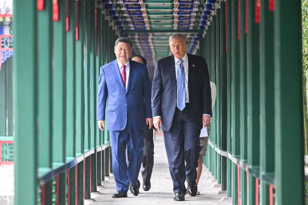(260515) -- BEIJING, May 15, 2026 -- Chinese President Xi Jinping welcomes U.S. President Donald Trump upon Trump s arrival at Zhongnanhai in Beijing, capital of China, May 15, 2026. Xi and Trump had a private meeting on Friday in Beijing. ) CHINA-BEIJING-XI JINPING-U.S.-TRUMP-PRIVATE MEETING (CN) YanxYan 