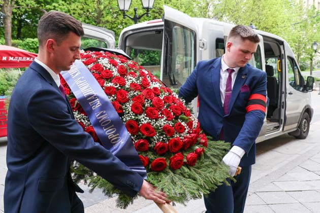RUSSIA, MOSCOW - MAY 15, 2026: Men carry a wreath during a mourning ceremony for TV presenter Vladimir Molchanov at the Church of Saints Cosmas and Damian in Shubino. Molchanov died on May 11 aged 75. Sergei Bulkin TASS  92501444