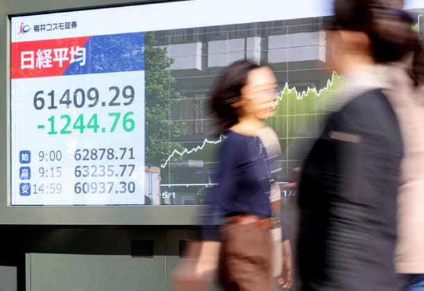 May 15, 2026, Tokyo, Japan - Pedestrians pass before a share prices board in Tokyo on Friday, May 15, 2026. Japan s share prices fell 1244.76 yen to close at 61,409.29 yen at the Tokyo Stock Exchange. (photo by Yoshio Tsunoda AFLO)  aflo_330468189