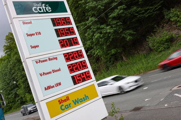 The fuel discount has been in force since 01 05 2026 The German government has reduced the energy tax on petrol and diesel until the end of June The savings are expected to be around 17 cents per liter SHELL petrol station in Siegen in the morning The current fuel prices in the morning Petrol station, fuel prices on 15 05 2026 in Siegen Germany